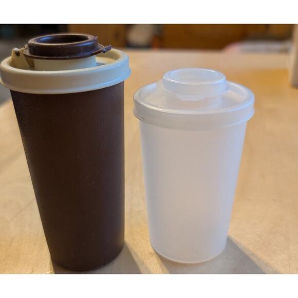 🧨Set of 2 Tupperware Salt and Pepper Shakers - Picture 1 of 3